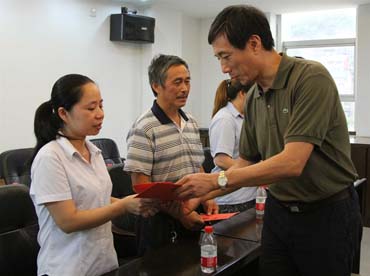 省總工會黨組書記、副主席陳震一行到順昌虹潤精密儀器有限公司慰問困難職工